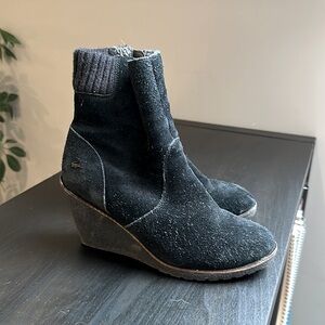 womens heeled black suede Lacoste boots